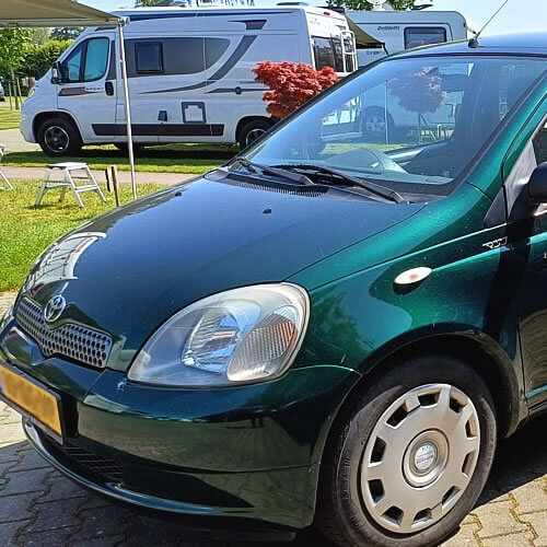 Foto: Er is zelfs een auto te huur op camperplaats Skop'nboer