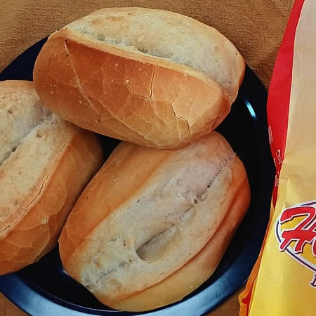 Foto: Op zondagochtend krijgen we verse broodjes van de eigenaren