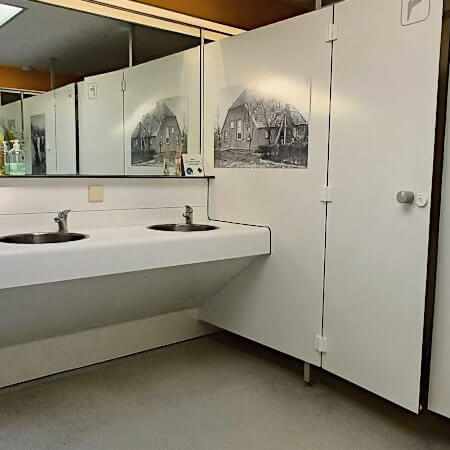 Foto: De wastafels en wascabines