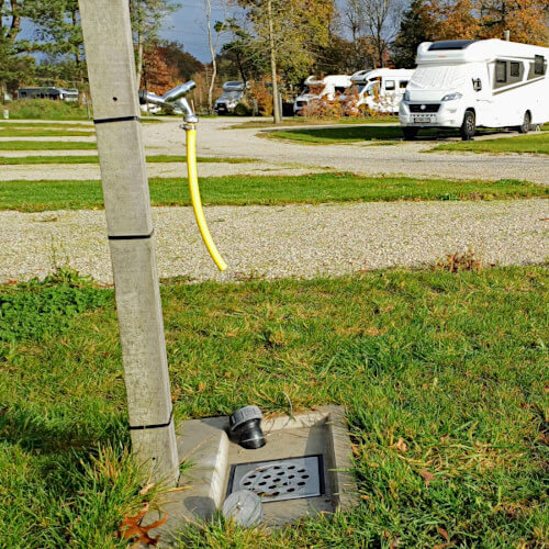 Foto: Op de comfortplaats heb je een eigen afvoer en waterkraan