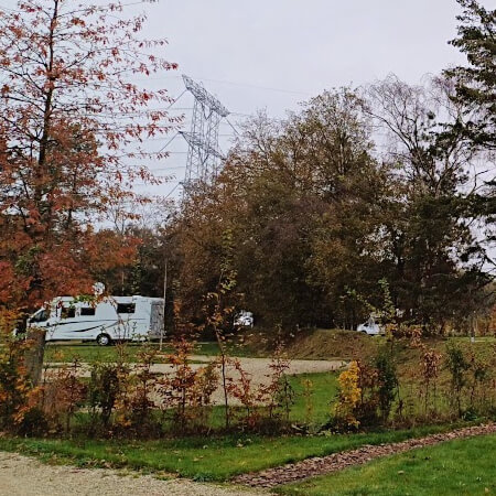 Foto: Een overzicht van de camperplaats