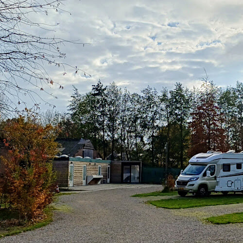 Foto: Blik op het sanitairgebouw
