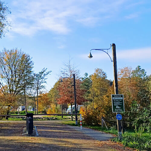 Foto: De ruime oprit van de camperplaats