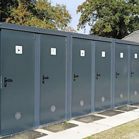 Foto: Het sanitair met 3 douches en 3 toiletten (om en om)