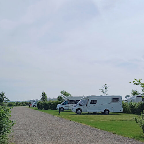 Foto: Daar staan we dan met onze KampeerKoets