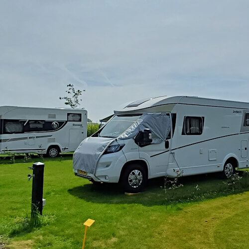 Foto: Onze KampeerKoets en we hebben een waterkraan dichtbij