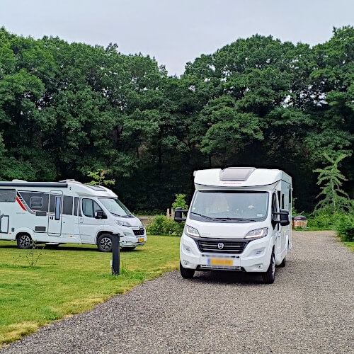 Foto: John rijdt de KampeerKoets naar onze plek