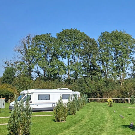 Foto: Blik op de camperplaats vanaf het sanitairgebouw