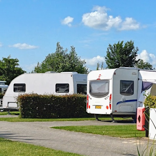 Foto: Caravans op de camperplekken