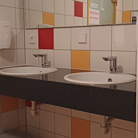 Foto: Vrolijke kleuren in het sanitair gebouw