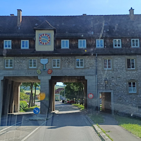 Foto: Onderweg naar Nederland rijden we onder een gebouw door. Wij vinden het bijzonder.