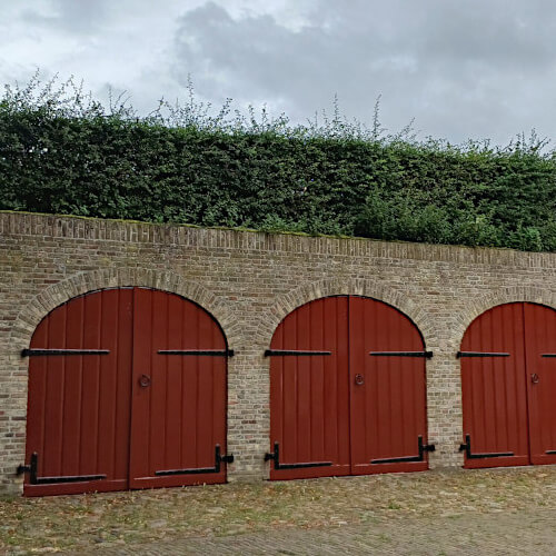 Foto: Ooit opslagplekken, nu garageboxen voor de bewoners van de vesting