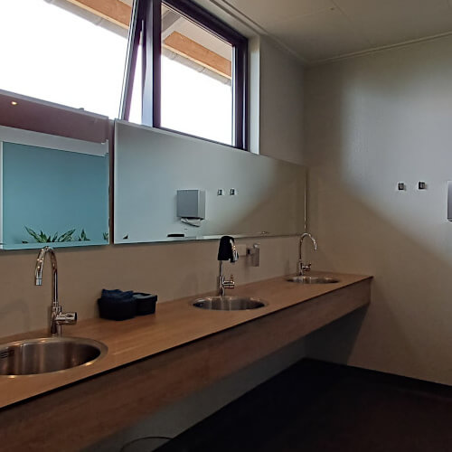 Foto: 4 wastafels op een rij