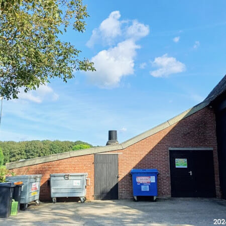 Afval plek en rechts de deur naar de fietsenschuur Foto: Afval plek en rechts de deur naar de fietsenschuur