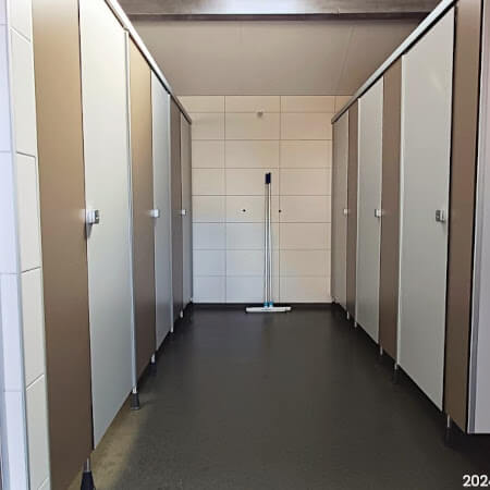 De douches links en de toilettten rechts (bij de dames) Foto: De douches links en de toilettten rechts (bij de dames)