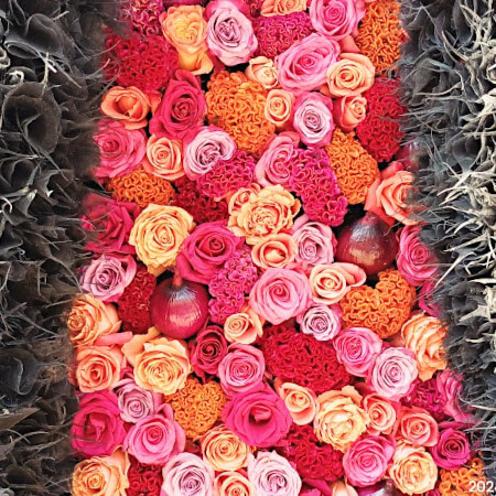 Detail: rozen, uien, celosia en 1000-den skeleton leaves Foto: Detail: rozen, uien, celosia en 1000-den skeleton leaves