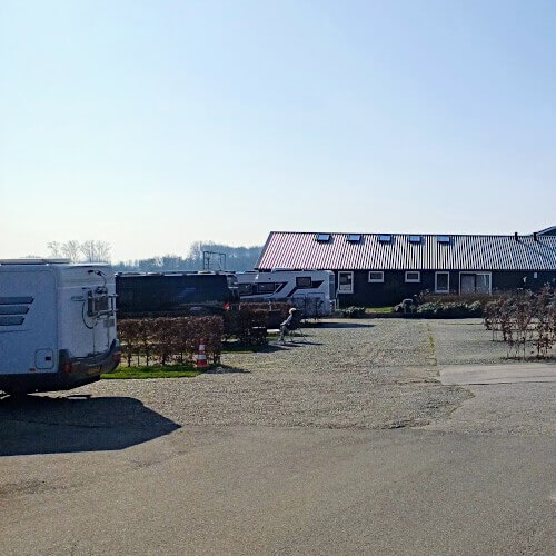 Foto: De camperplaatsen aan de voorkant