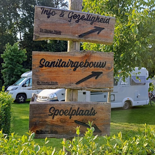 Wegwijzer op de camperplaats Foto: Wegwijzer op de camperplaats