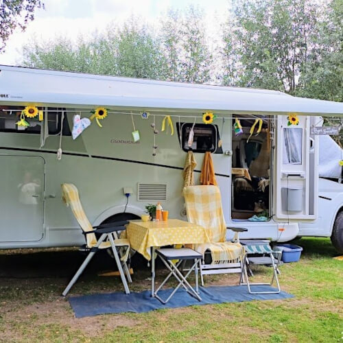 Onze vrolijk versierde KampeerKoets Foto: Onze vrolijk versierde KampeerKoets