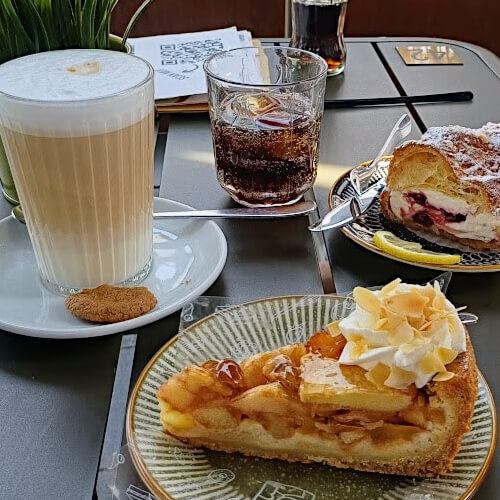 Taart eten in Raalte bij Bakker Jorink Foto: Taart eten in Raalte bij Bakker Jorink
