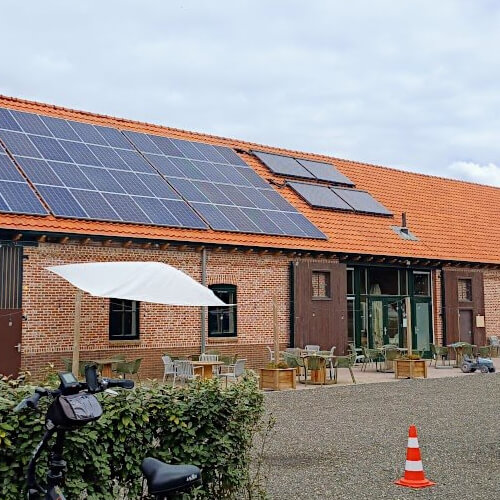 Foto: We staan vlak bij het sanitair gebouw en het fietscaf&eactue;