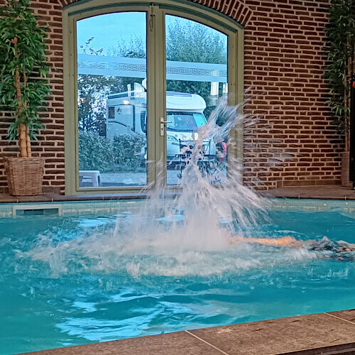 Foto: Lekker spetteren in het zwembad