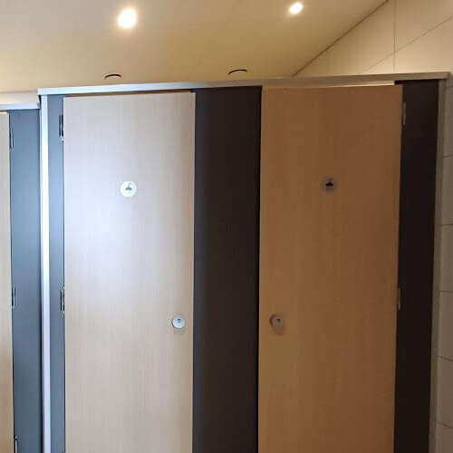 Foto: Er zijn twee douches en twee wascabines