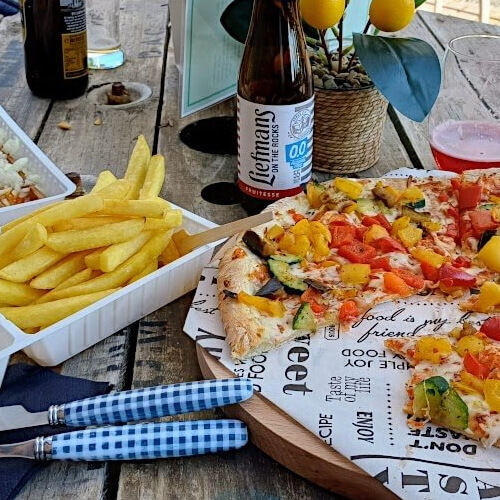 Foto: We eten een hapje op het terras van het fietscaf&eacute;