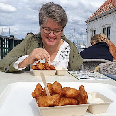 Foto: Kibbeling eten in Yerseke