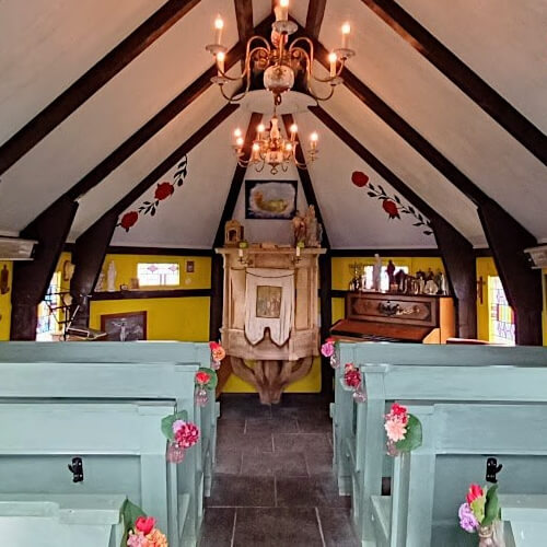 Binnen in het Kallenkerkje bij de Maargies Hoeve Foto: Binnen in het Kallenkerkje bij de Maargies Hoeve