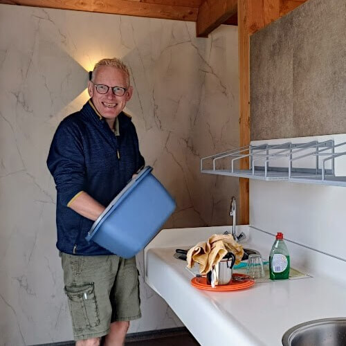 Foto: John doet de afwas met plezier