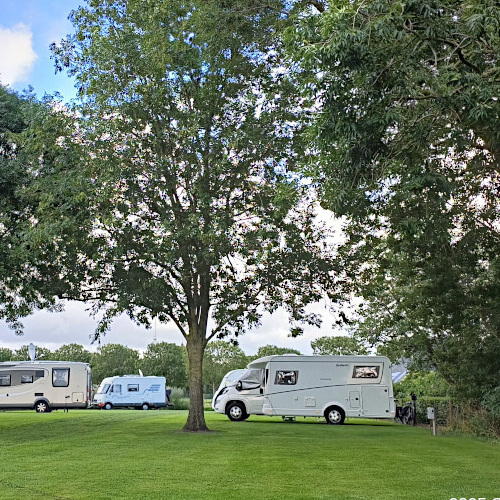 Foto: Blik op de camperplaats