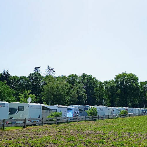 Foto: De camperweide vanaf de weg