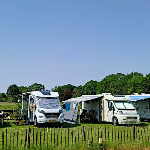 Foto: De campers staat rug aan rug