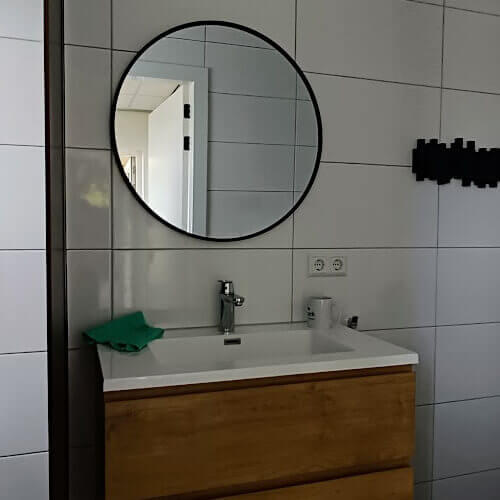 Foto: Verwarmde badkamer met douche, toilet en wastafel