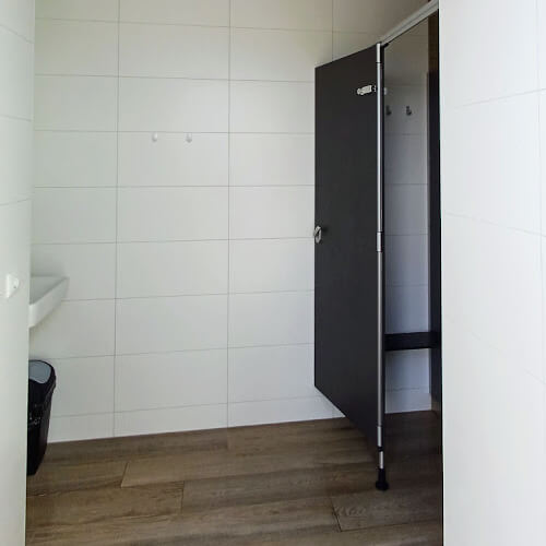 De badkamer met douche en wastafel Foto: De badkamer met douche en wastafel
