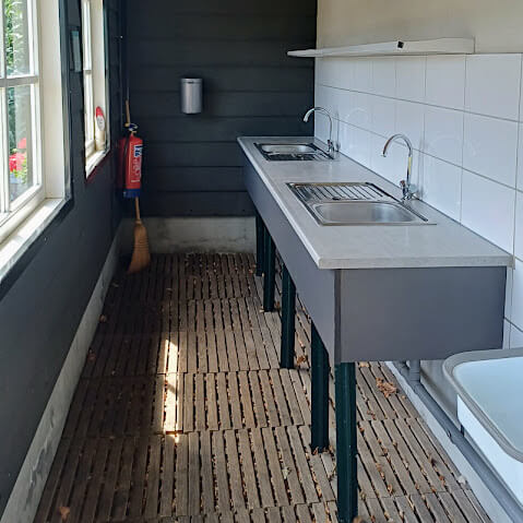 Twee overdekte afwasplekken Foto: Twee overdekte afwasplekken
